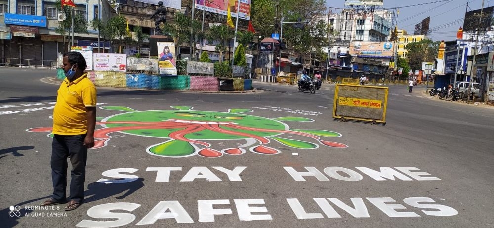 <p>"Stay Home. Safe Lives". With this slogan posted on the floor of the Albert Ekka Chowk, Ranchi city centre, the look of this road has changed on Coronavirus lockdown…