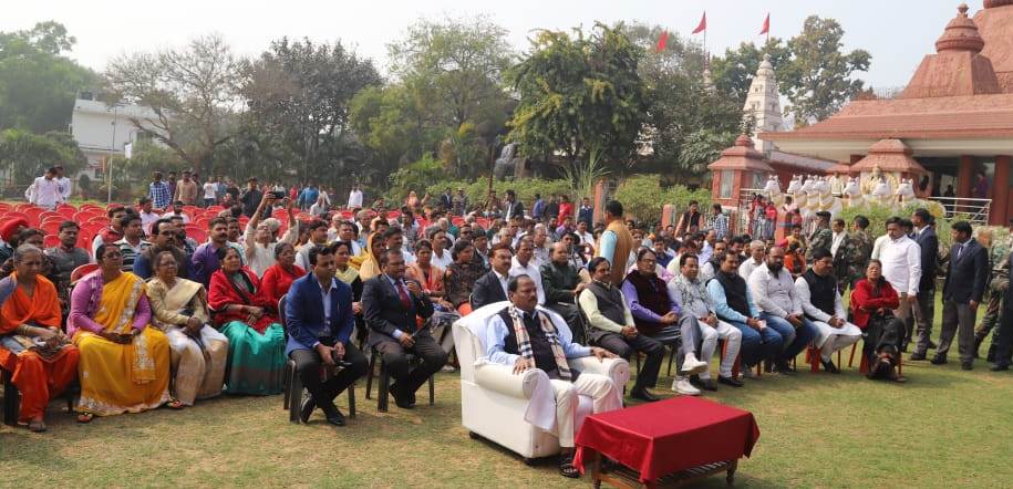 <p>मुख्यमंत्री रघुवर दास भी आज दिनांक 27/01/2019 को जमशेदपुर के सूर्य मंदिर में आम जनता के साथ प्रधानमंत्री के "मन की बात" कार्यक्रम को सुना |</p>
