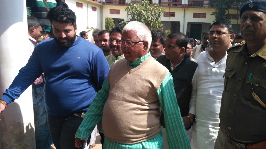 <p>RJD Chief Lalu Prasad Yadav being taken to special CBI court in Ranchi on Monday in connection with the fund embezzlement from Chaibasa treasury.</p>
