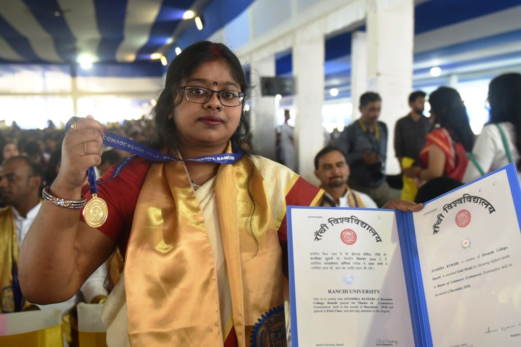 <p>A student Anamika Kumari shows her Gold Medal and certificate during the 32nd Convocation ceremony of Ranchi University, in Ranchi on Friday, March 29, 2019.</p>
