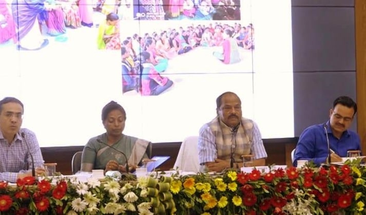 <p>मुख्यमंत्री रघुवर दास झारखण्ड मंत्रालय में राज्य भर के जिला समाज कल्याण पदाधिकारी, सहायक निदेशक, सामाजिक सुरक्षा कोषांग और बाल विकास परियोजना पदाधिकारी के साथ आयोजित बैठक में शामिल…