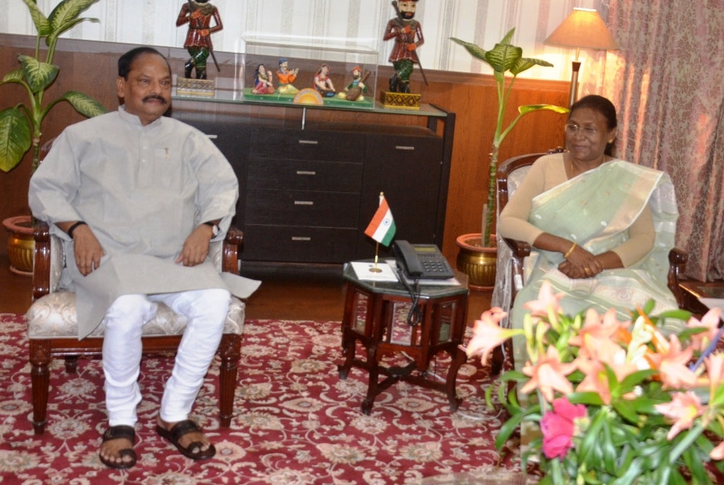 <p>माननीया राज्यपाल श्रीमती द्रौपदी मुर्मू से मुख्यमंत्री श्री रघुवर दास ने आज राजभवन में मुलाकात की। यह एक शिष्टाचार भेंट थी |</p>
