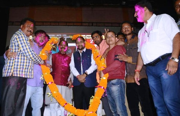 <p>Celebrating the grand victory of his party- BJP- in Assembly elections 2017 in five states including UP,Jharkhand Chief Minister Raghubar Das participated in Holi meet at Town Hall,Sidgora…