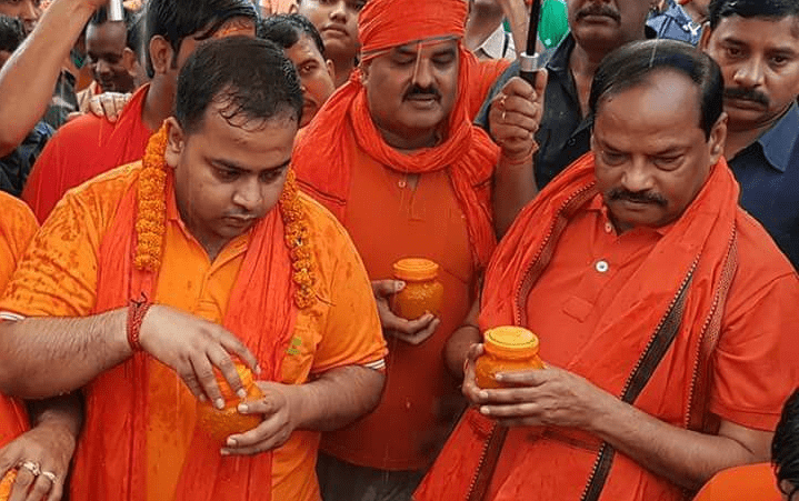 <p>Offering holy water over God Shiva at Suryadham Shivalya in Jamshedpur is Chief Minister Raghubar Das and his family members.</p>
