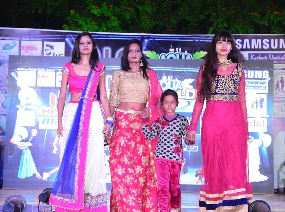 <p>A Huge crowd gathered at the 'Amity New Year Carnival 2017' organised by Aqua World, on wednesday. The highlight of the show was  a fashion show performed by Stirling…