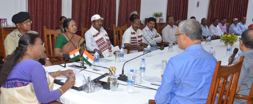 <p>Jharkhand Governor Draupadi Murmu met intellectuals of the Khardiya Tribal community inside the Raj Bhawan premise in Ranchi.</p>
