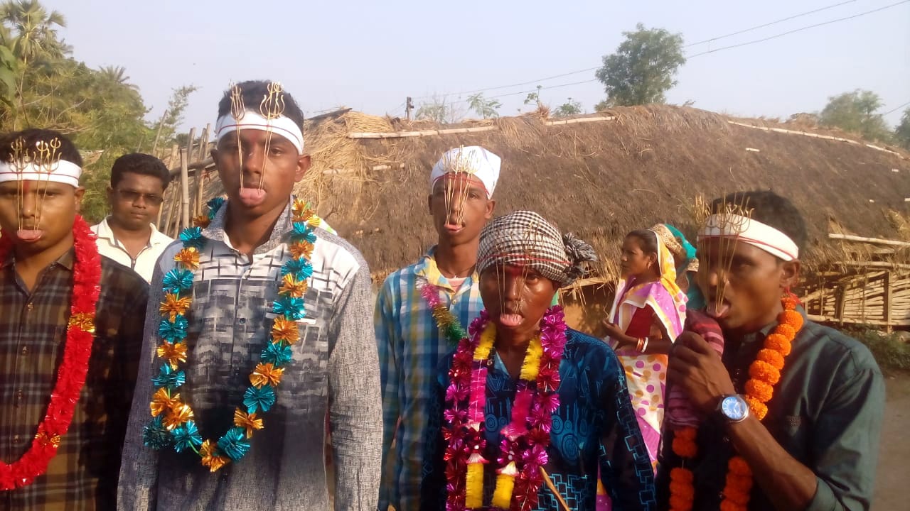 <p>Tribal devotees, with iron roads pierced through their tongues, take part in celebration "Gajan Parv" festival at Bahragora in Jharkhand - West Bengal border on Friday.</p>…