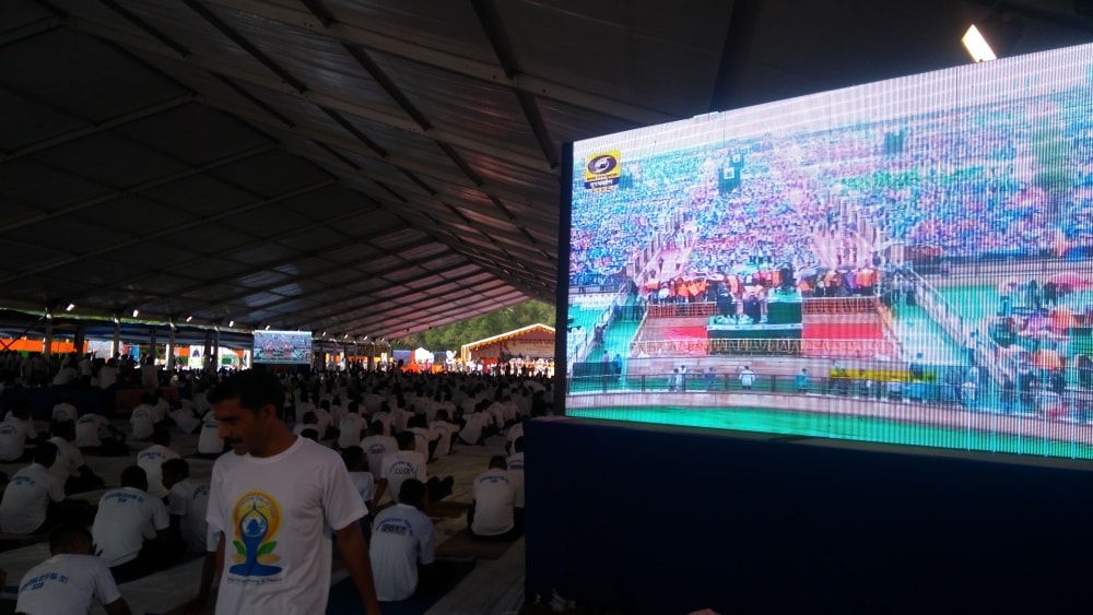 <p>LED Screens were put up at Morahabadi Maidan in Ranchi to make people see Prime Minister Narendra Modi doing Yoga in Lucknow.</p>

