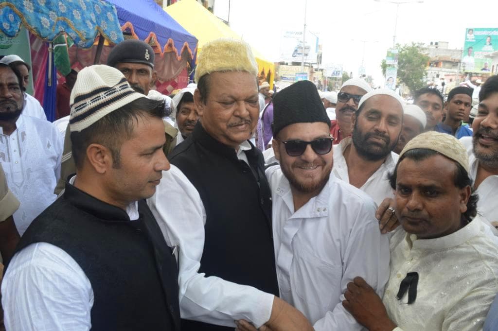 <p>Eid brings festivity.Ex Union Minister and Congress leader Subodh Kant Sahay with cap on head celebrated it by meeting friends and wishing them.</p>
