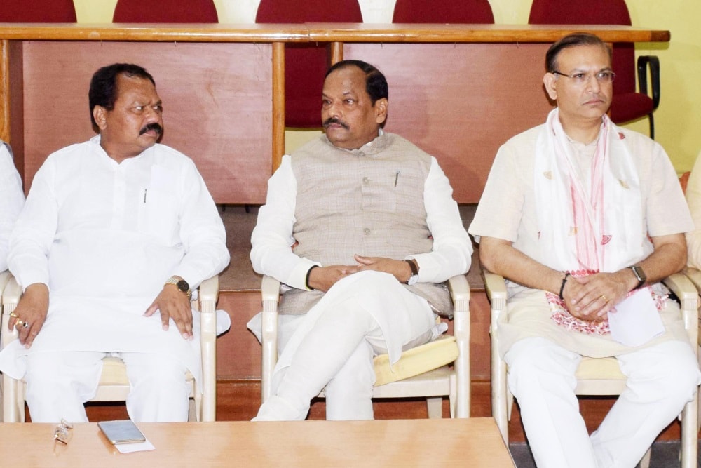 <p>Jharkhand Chief Minister Raghubar Das (C) along with Minister of State for Civil Aviation Jayant Sinha (R) and BJP State President Laxman Giluwa holds meeting with State Core Committee…
