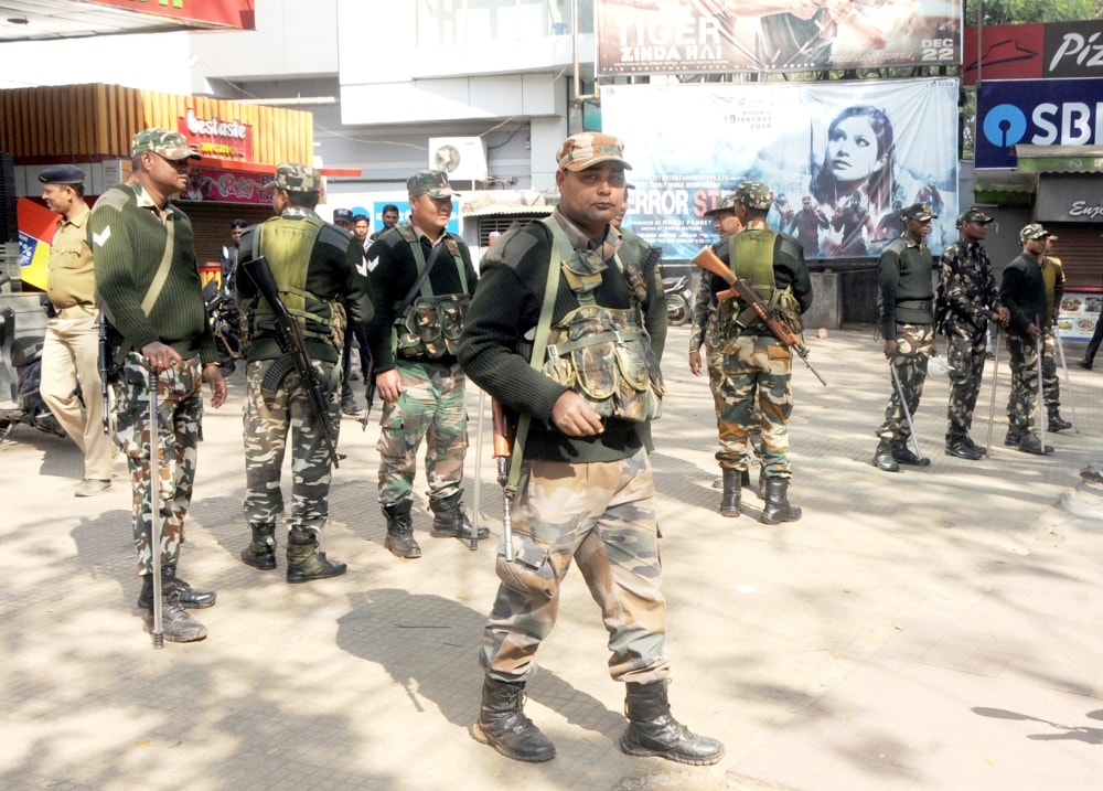 <p>Police personnel posted outside a Multiplex hall after the release of Sanjay Leela Bansali's film 'Padmavat' in Ranchi on Thursday.</p>
