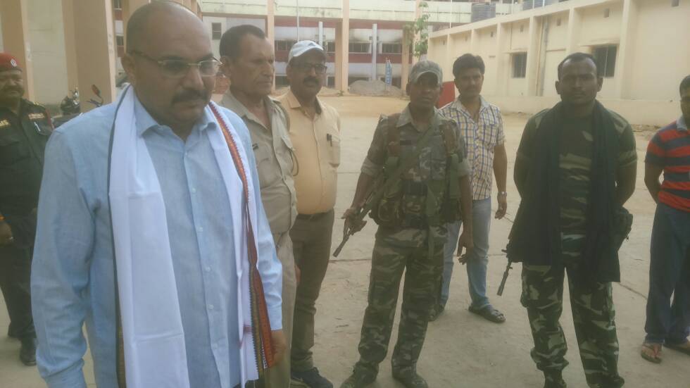 <p>JVM MLA Pradeep Yadav coming out of RIMS hospital in Ranchi to move to Godda jail.</p>
