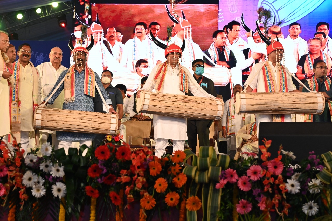 <p>मुख्यमंत्री श्री हेमन्त सोरेन छत्तीसगढ़ के रायपुर स्थित साइंस कॉलेज मैदान में आयोजित आदिवासी नृत्य महोत्सव एवं राज्योत्सव 2021 के उद्घाटन समारोह में बतौर मुख्य अतिथि शामिल हुए।</p>…