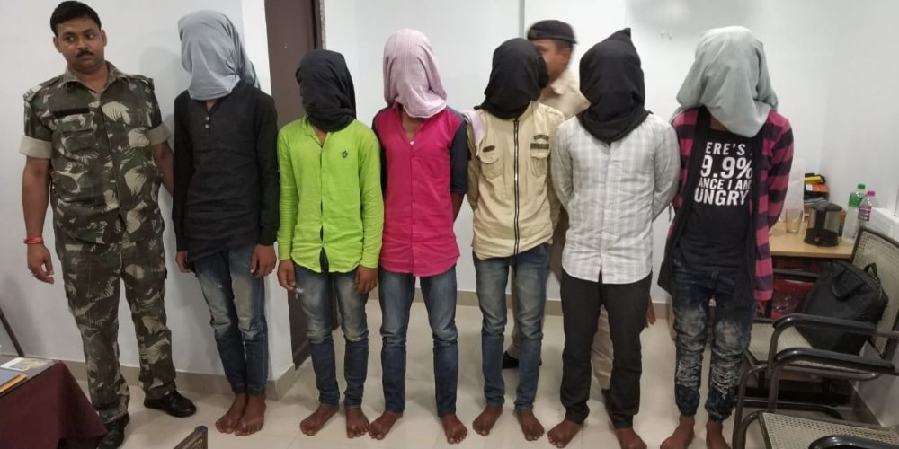<p>Police on Thursday busted a cell phone stealing gang. They were responsible for numerous cell phone theft in Ranchi and adjacent area.</p>
