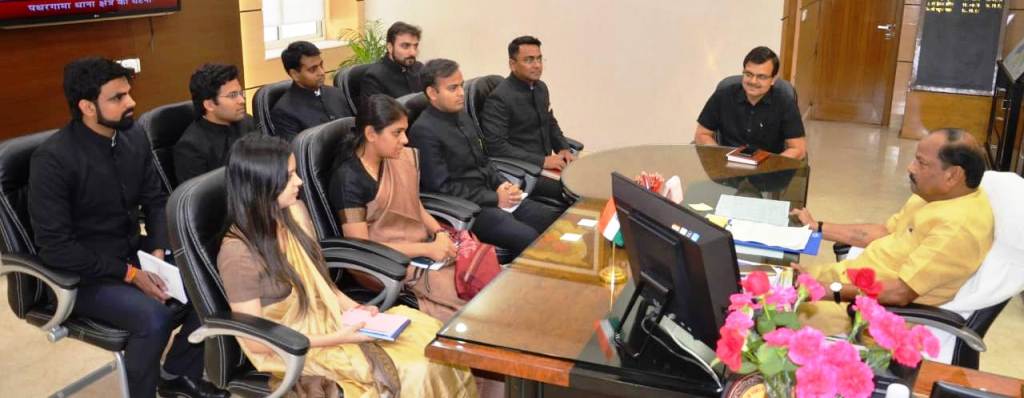 <p>मुख्यमंत्री रघुवर दास से झारखण्ड मंत्रालय में 2016 बैच के 8 प्रशिक्षु आईएएस अधिकारी मिले |</p>

