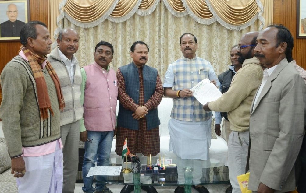<p>CM Raghubar Das during a meeting with a delegation led by Manaki Munda at his residence in Ranchi on Sunday..</p>
