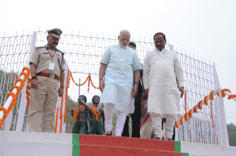 <p>Prime Minister Narendra Modi with Jharkhand DGP DK Pandey(Left) and Chief Minister Raghubar Das landing from the plane at Sahibgunj.</p>
