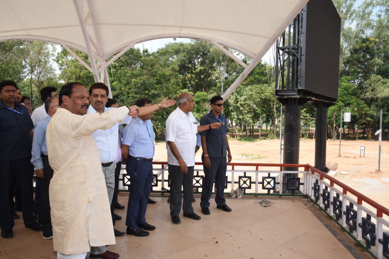 <p>Chief Minister Raghubar Das observes the project under construction at Morahabadi Ground, Ranchi on Wednesday.</p>
