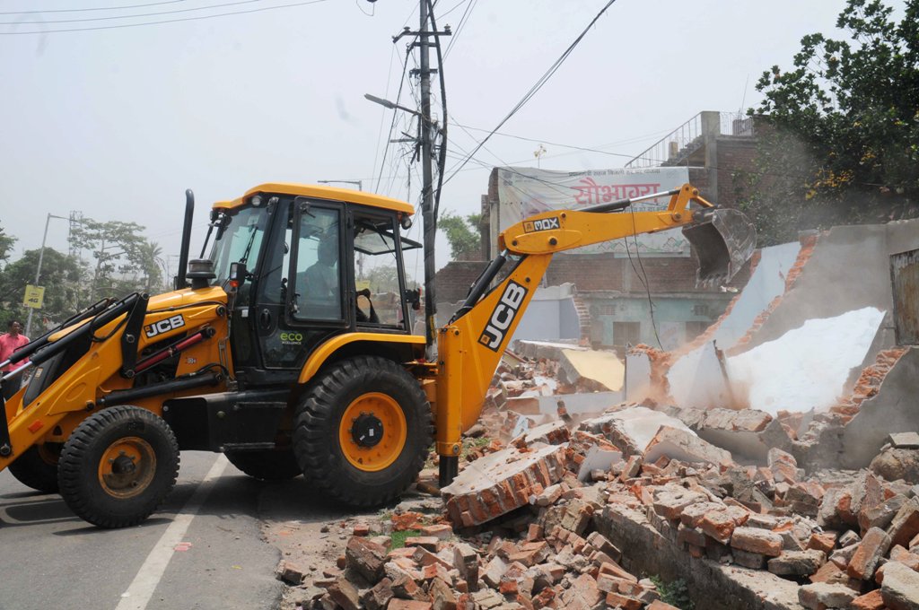 <p>Jharkhand Urban Infrastructure Development Company (Juidco) officers and police personnel demolish an encroachment near Kanta Toli Chowk to facilitate construction of the proposed…