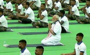 <p>PM Modi leads 40,000 people doing yoga at Prabhat Tara ground in Ranchi, celebrating 5th International Yoga Day.</p>
