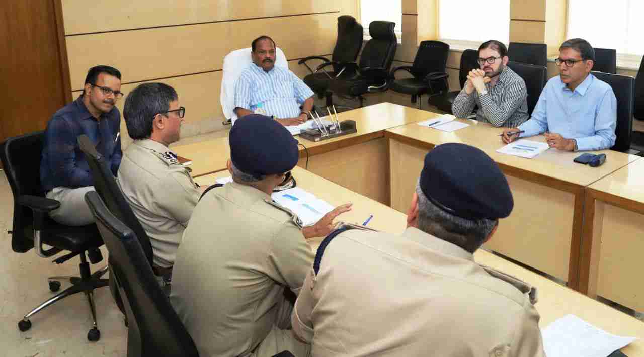 <p>Chief Minister Raghubar Das held a high-level review meeting on Naxalism in Project Building. The Chief Minister said that Jharkhand has done remarkable work in the last four and…