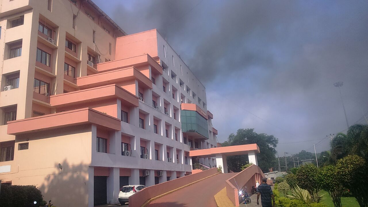 <p>Fire breaks out on top floor of the Suchna Bhawan in Ranchi.Jharkhand State News informed SSP Ranchi and fire brigade reached the spot to control the fire.</p>
