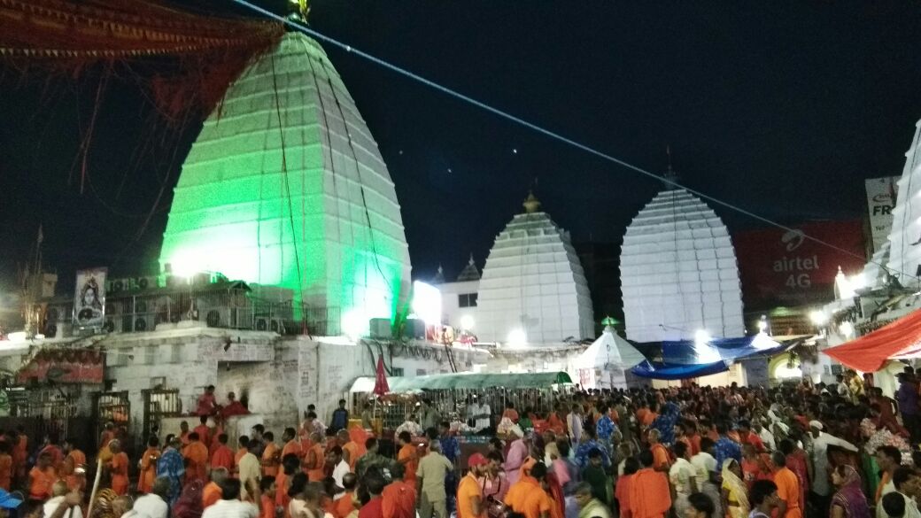<p>Babadham looks amazing.On the seventh day of Shravani Mela,devotees have lined up in hundreds to offer holy water over Bhagwan Shiva at Babadham,Deoghar,Jharkhand.</p>
