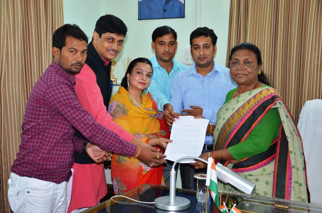<p>Governor Draupadi Murmu met with the delegation of Shri Jagannath Cultural Campaign, Kharshawan at Rajbhawan. The delegation submitted a memorandum for declaring Rath Yatra as State…
