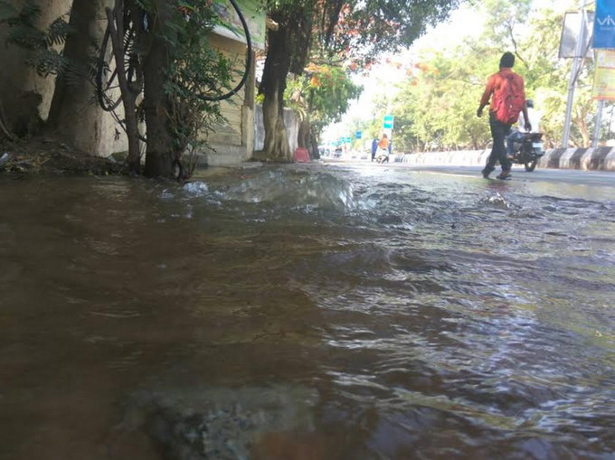 <p>Road outside Bihar Club in Ranchi turned into a river after a water pipeline cracked and water slipped out of it this morning.</p>
