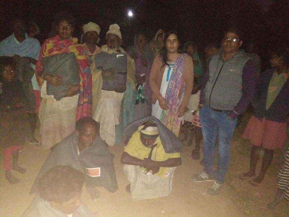 <p>BDO cum CEO, Neetu Singh of Charchu block under Hazaribagh district distributed blankets among poor villagers on Saturday evening.</p>
