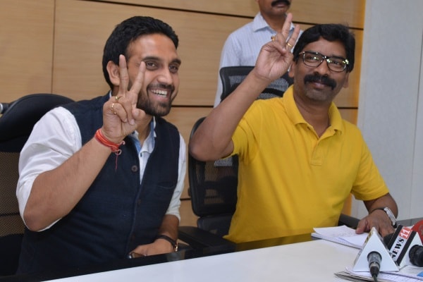 <p>Jharkhand Mukti Morcha Working President Hemant Soren and MLA Kunal Sarangi showing victory sign after win his party candidate Litipara by poll, during a press conference in Ranchi…