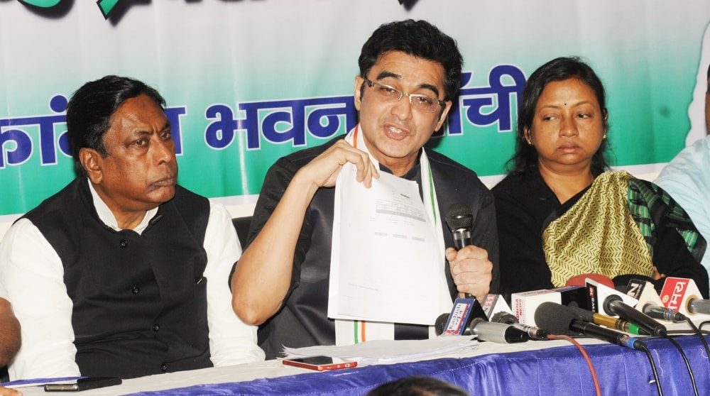 <p>JPCC President Ajoy Kumar addresses media persons at party headquarter in Ranchi on Thursday.</p>
