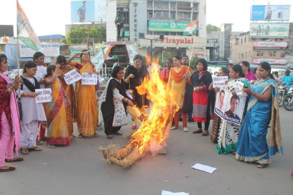 Congress women burn effigy,protest against BJP leader's son marrying minor