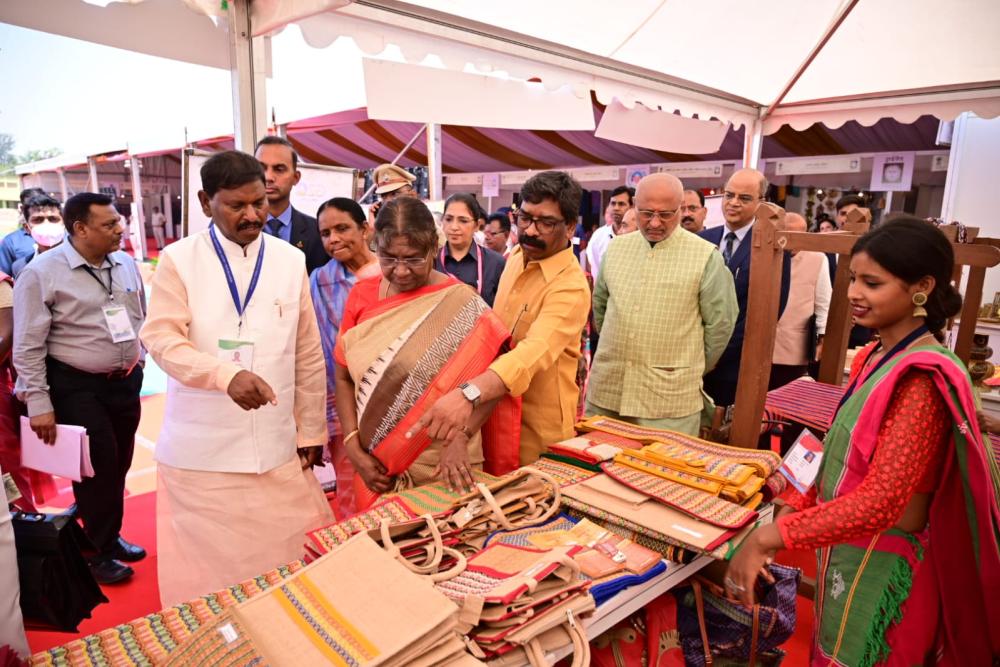 president-droupadi-murmu-reaches-out-to-tribal-entrepreneurs-interacts-with-them-in-khunti