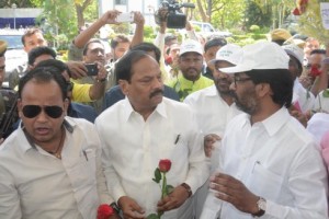 Ex CM offers a rose to CM,demands employment policy for â€˜localsâ€™ in Jharkhand