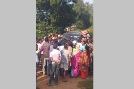 Ex-Agriculture Minister Yogendra Sao held hostage by villagers for hours in Patratu