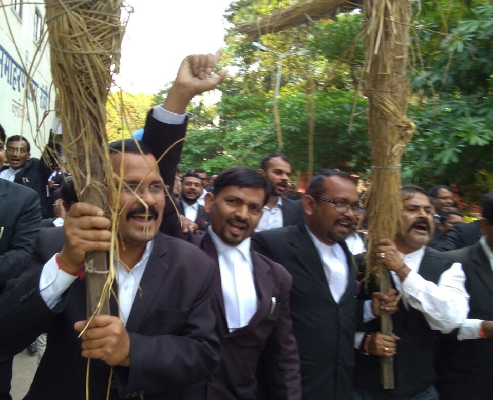 Lawyers burn effigies of cops; gangsters assault IAS officer