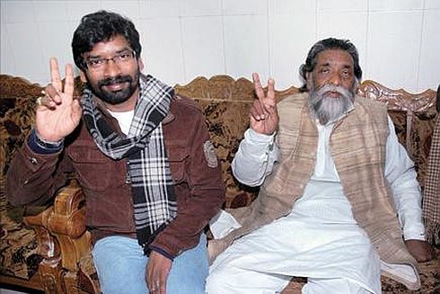 Hemant with his father Shibu Soren fly to Delhi,efforts to form government on
