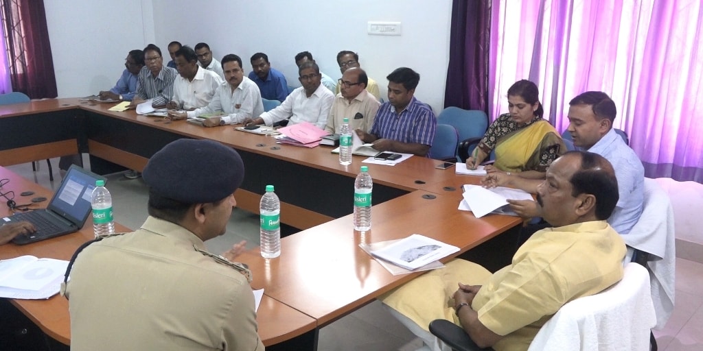 Das reviews the development plan for focus area of Naxal affected Pipartand and Bhelwaghati