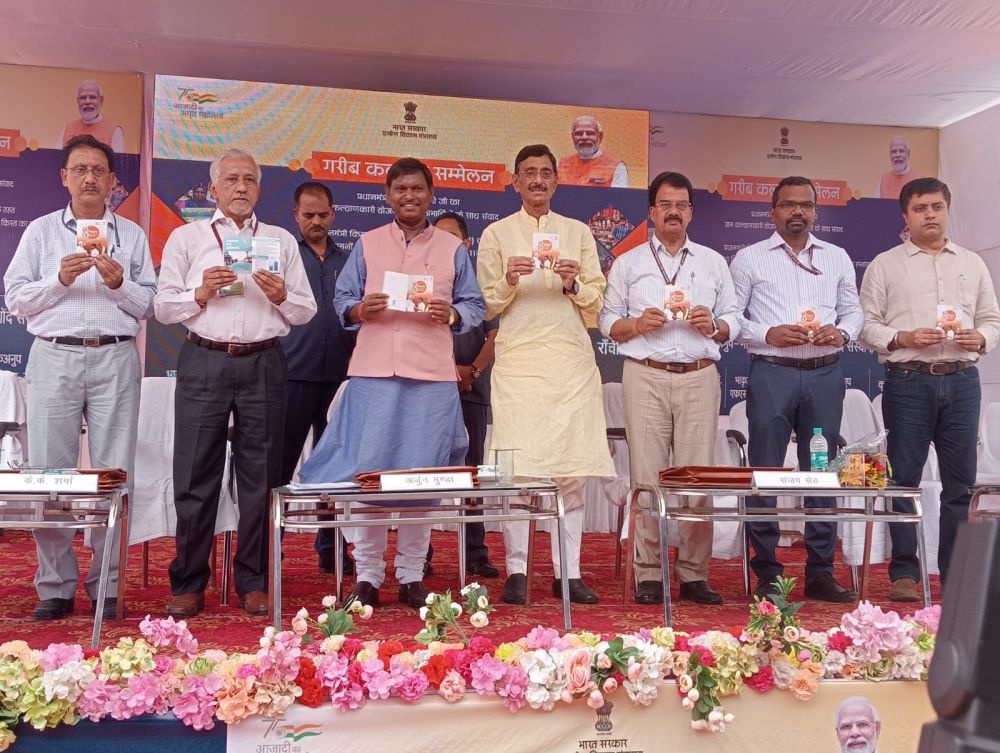 Ranchi witnesses Arjun Munda releasing a pocket book showcasing beneficiaries of the Modi’s regime 