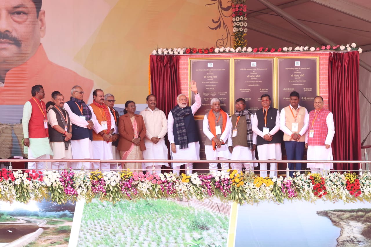 PM Modi lays the foundation stone of Mandal Dam in Medininagar