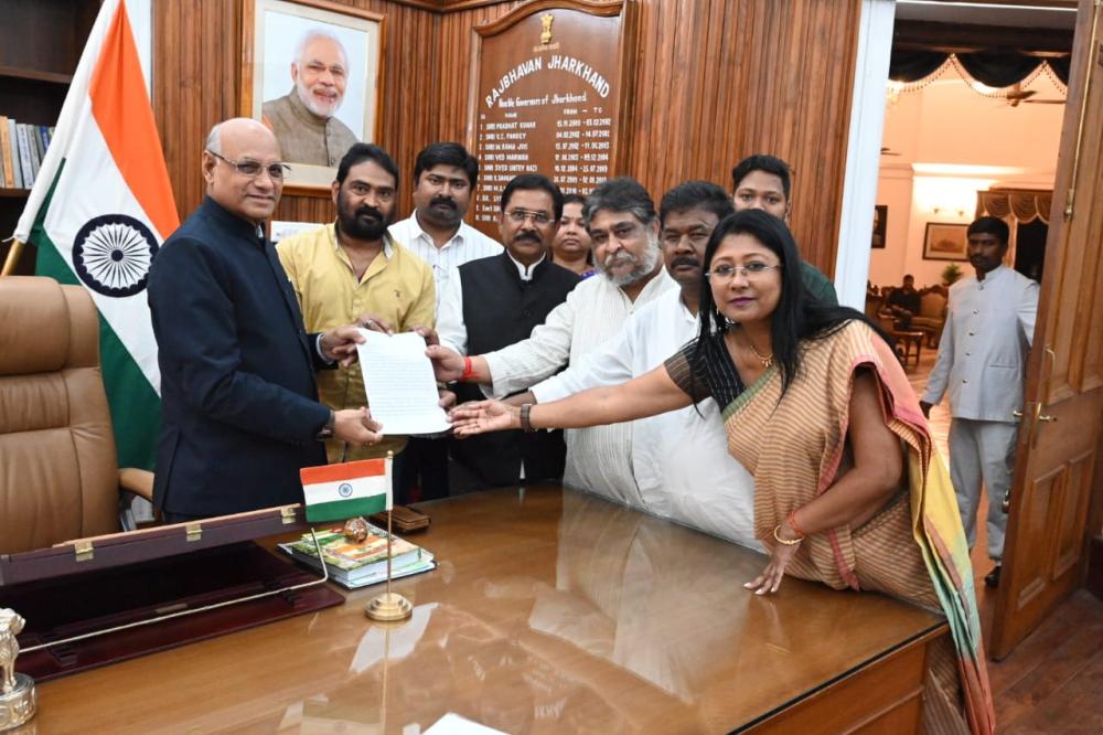 JMM led law makers hand over a joint letter to Governor, pleading to make public EC and his stand on CM’s Office of Profit Case