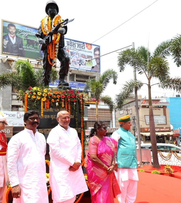 President Draupadi Murmu paid floral tributes to Bhagwan Birsa Munda and Param Vir Albert Ekka in Ranchi 