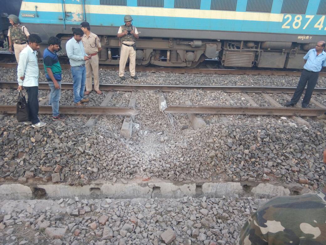 Maoists blow up railway tracks,paralyse traffic on Gaya-Dhanbad route