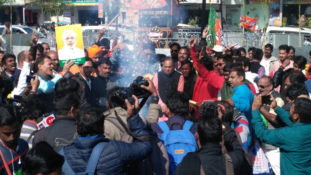BJP workers celebrate party's victory in Gujarat,HP;criticise Das govt in Jharkhand