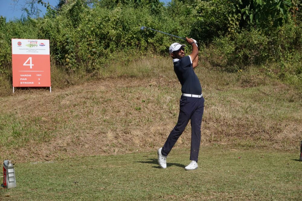 Yuvraj  Sandhu cards 67,  takes two-shot lead at IndianOil SERVO Masters Golf 2021