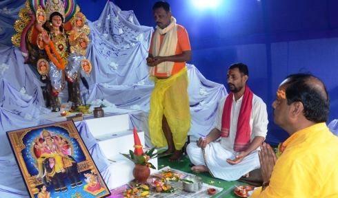Craftsmen celebrate Vishwakarma puja,CM performs puja