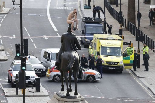Man turns nude on memorial in London
