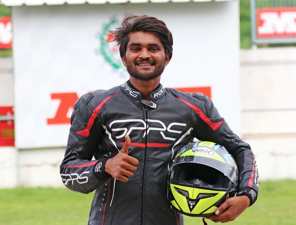 Sarvesh Balappa grabs pole position in Novice category at national Motorcycle racing championship 