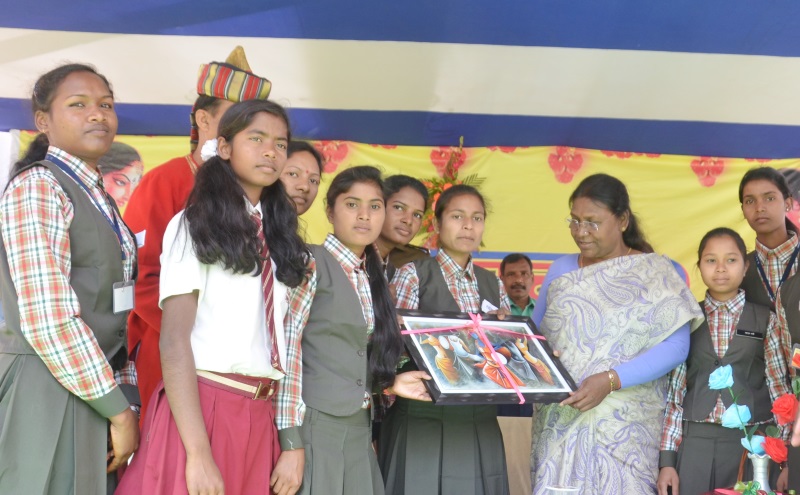 Girl students greet Governor Draupadi Murmu